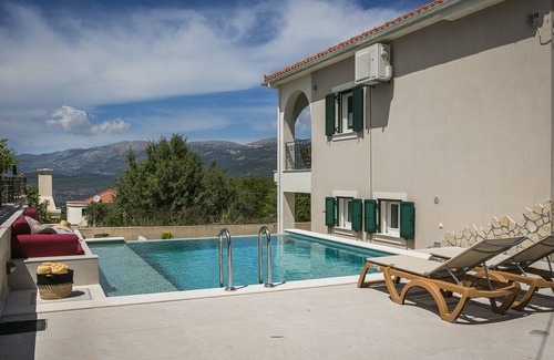 Lakithra Villa | ATHINAIS LAK VILLA,6 bedrooms,private pool, barbeque