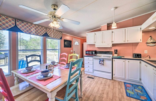 Atlantic Beach Cottage | Atlantic Beach Home w/Decks & Fire Pit