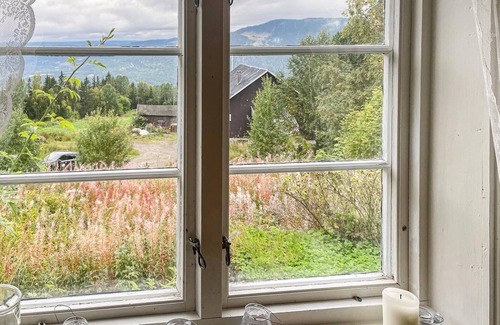 Hafjell House | Atmospheric cottage with charming view of mountains and lake.
