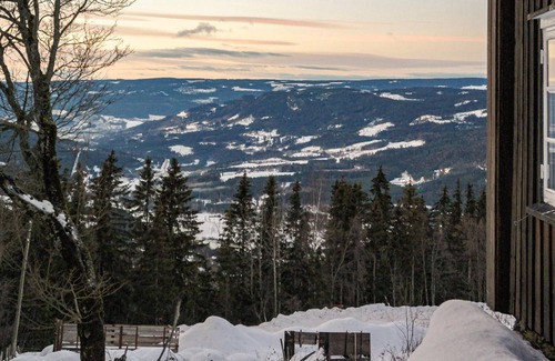 Hafjell House | Atmospheric cottage with charming view of mountains and lake.