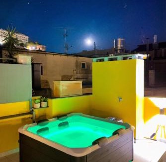 Genoa Historical Centre Apartment | Attico Centro con terrazza e jacuzzi e parcheggio privati
