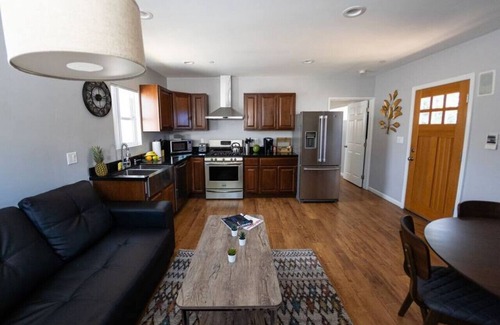 NoHo Arts District House | ATTRACTIVE 1-BEDROOM HOME IN GREAT NOHO ARTS DISTRICT LOCATION (p16)