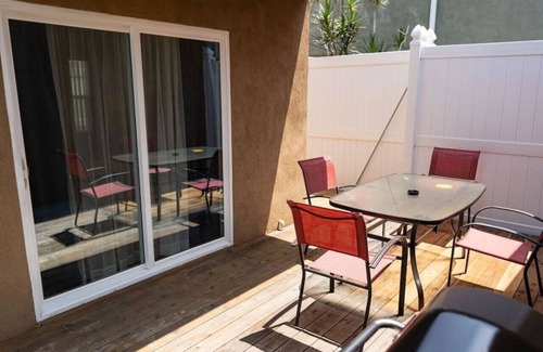 NoHo Arts District House | ATTRACTIVE 1-BEDROOM HOME IN GREAT NOHO ARTS DISTRICT LOCATION (p16)
