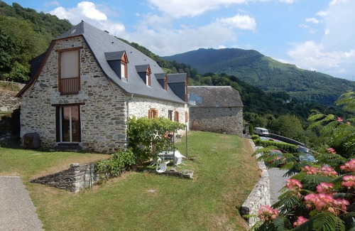 Artalens-Souin Cottage | Attractive 2-3 person gîte in converted mountain barn