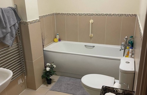 West Byfleet Apartment | Attractive Large 2 bed apartment - great location