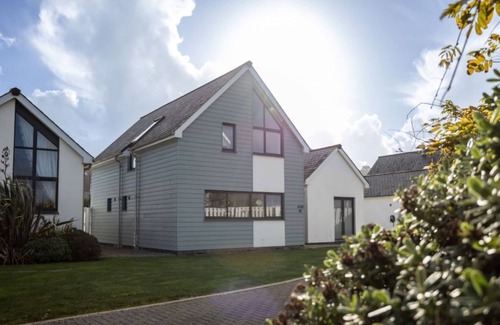 Westleigh House | Attractive pet friendly beach house with hot tub