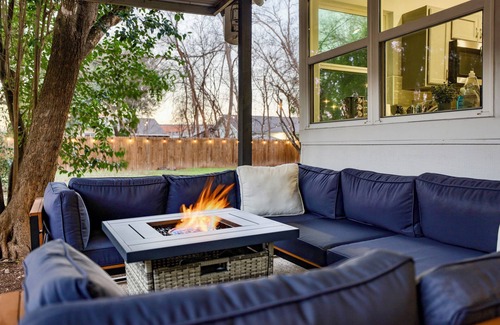 Franklin Park House | ATX, Hot Tub, 5 Beds 2 Bath, Pets, BBQ, Backyard