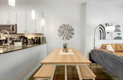 Travis Heights Apartment | ATX Style Getaway - Pool, Gym, Rooftop, Free Parking, Best Location!