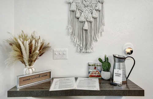 Travis Heights Apartment | ATX Style Getaway - Pool, Gym, Rooftop, Free Parking, Best Location!