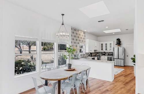 West Oak Hill House | ATX Treehouse l Pool l Spa l Firepit Sleep 30