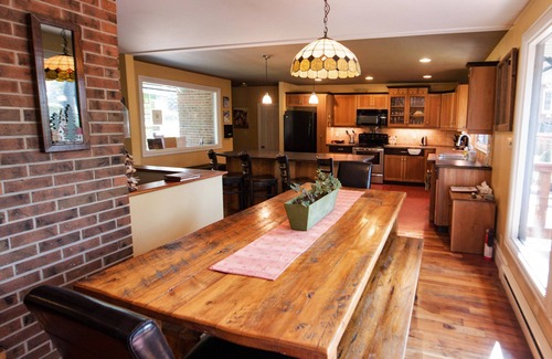 Golden House | Auberge Kicking Horse Guest House