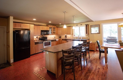 Golden House | Auberge Kicking Horse Guest House