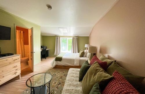 Grandes-Bergeronnes Hotel | Auberge la Rosepierre bistro Henri