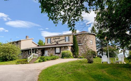 Grandes-Bergeronnes Hotel | Auberge la Rosepierre bistro Henri