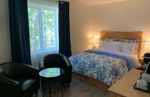 Grandes-Bergeronnes Hotel | Auberge la Rosepierre bistro Henri