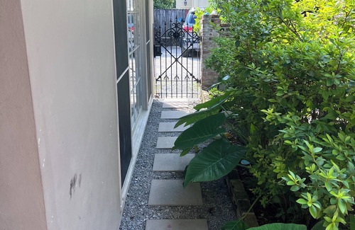 Audubon Apartment | Audubon Park ! Dead end street, Cozy 1-bedroom apartment in awesome NOLA w/AC