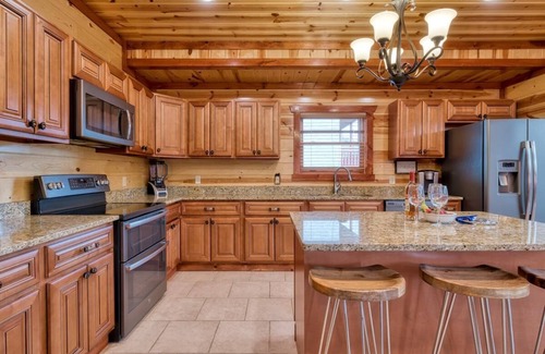 Gatlinburg - Pigeon Forge Cabin | August Dates Open! Fantastic Rates/Discount! Prime Location w/Top Amenities!