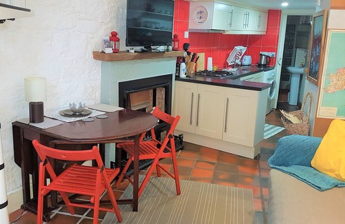 Tollcross Apartment | Auld Pottery - Charming & Central gem in the heart of the city centre