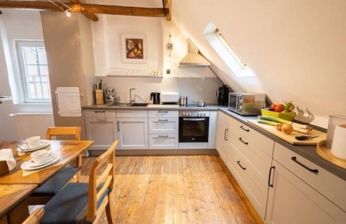 Ediger House | Aunt Agnes House 8 person house with covered courtyard and barbecue