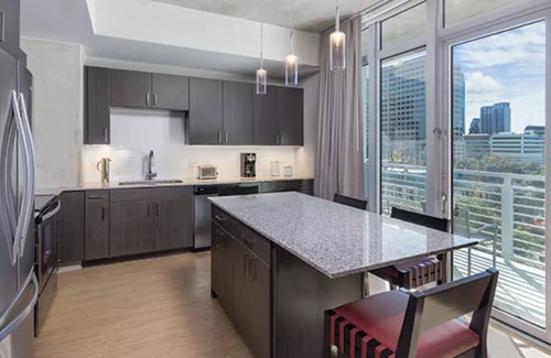 Civic District Condo | Austin Resort Studio Suite Saturday Check-In