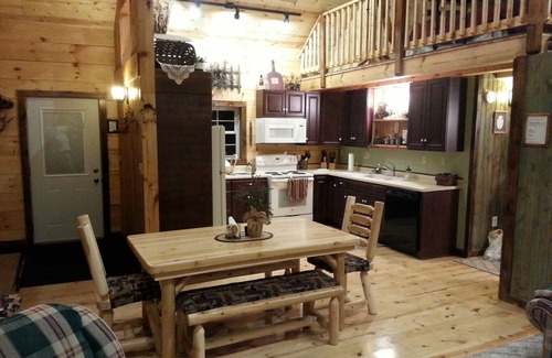Pence Cabin | Authenic Amish built log cabin on 3,300 acre Gile Flowage. All Modern Amenities