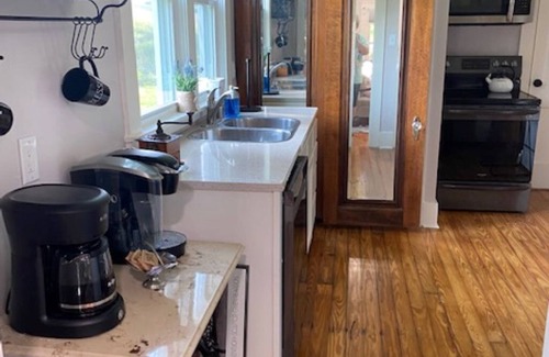 Stanford Other | Authentic 1920 entire farmhouse, pet friendly, country , porch swing and creek.