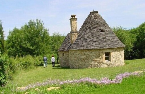 Savignac-de-Miremont Cottage | Authentic 'Borie of Le Cause' stone -built and roofed in Périgord Noir