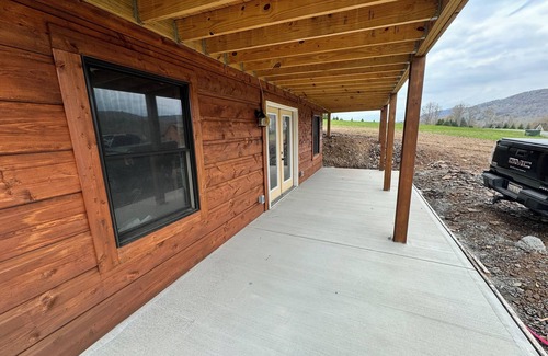 Davis House | Authentic Hemlock Log Cabin 4 Bedroom Ski Chalet On Lake And Next To Ski Slopes