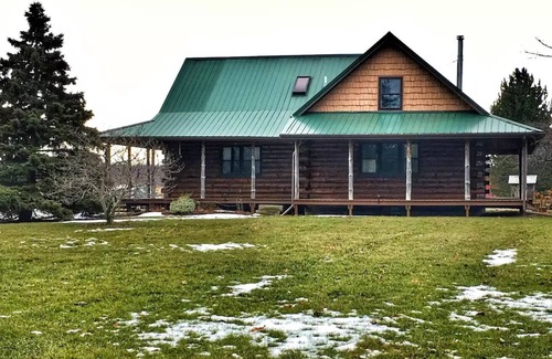 Youngstown Cabin | Authentic log cabin!