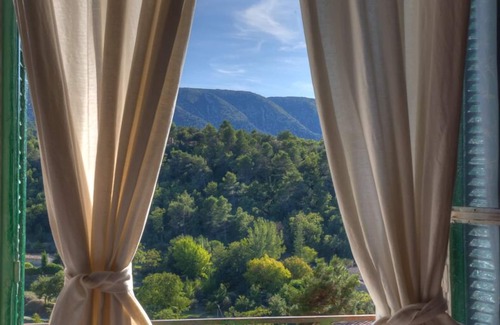 Menerbes House | Authentic Menerbes Village House, beautiful view of Luberon, garden and pool