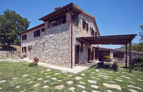 Montelovesco Villa | Authentic stone farmhouse, pool, view, bbq, wifi, bedrooms with bathroom and a/c