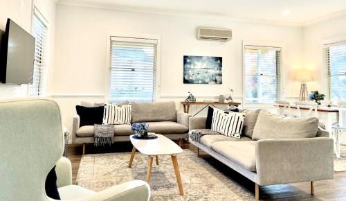 Bright House | Autumn Beauty - Mountain View Cottage 3