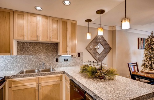 Peak 9 Condo | AUTUMN BEAUTY -PRIME LOCAL SKI In/Out VILLAGE @ BRECK MtnnSide Pk 9 Pool+Hot Tub