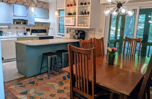 Berkeley Springs House | Autumn Wings -wifi, screen porch, pool access, hiking, family friendly