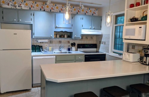 Berkeley Springs House | Autumn Wings -wifi, screen porch, pool access, hiking, family friendly
