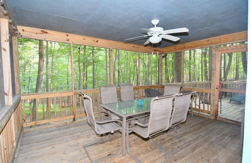 Berkeley Springs House | Autumn Wings -wifi, screen porch, pool access, hiking, family friendly