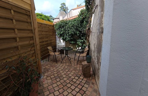 Champtoceaux House | AUX LITS DE LA LOIRE, town house in the center of Champtoceaux.