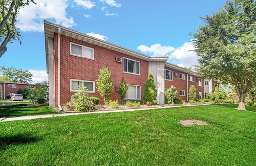Crown Point Apartment | AVAIL 12/22 - 2 bed/1 bath APT downtown Crown Point