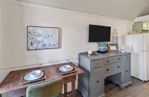 Oil City Apartment | Avail this weekend, Romantic, Kayaks!
