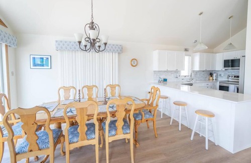 Avalon House | Avalon Beach Block 4 bedrooms & Den, PET FRIENDLY Sleeps 12