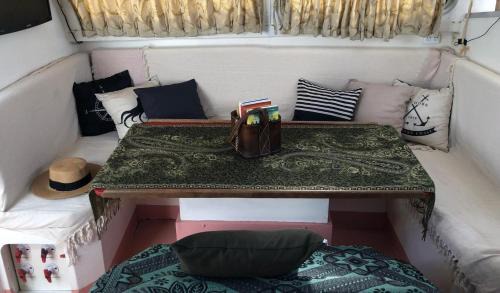 Mambucaba Boat Rental | Aventura náutica em Paraty hospedagem flutuante na cidade Veleiro Maverick