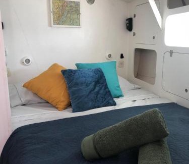 Mambucaba Boat Rental | Aventura náutica em Paraty hospedagem flutuante na cidade Veleiro Maverick