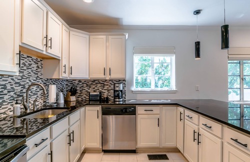 Touro Apartment | AVENUE GARDENS at 4132 Saint Charles "C2"