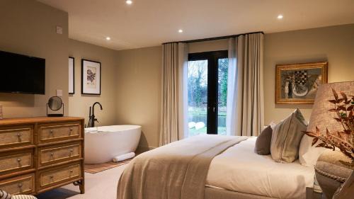 Itchen Abbas Hotel | Avington Lakes