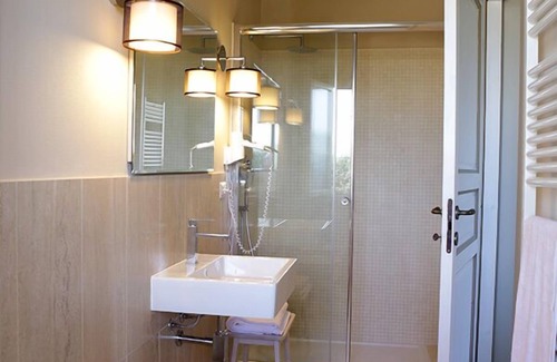 Elmas Bed & Breakfast | Avion B&B