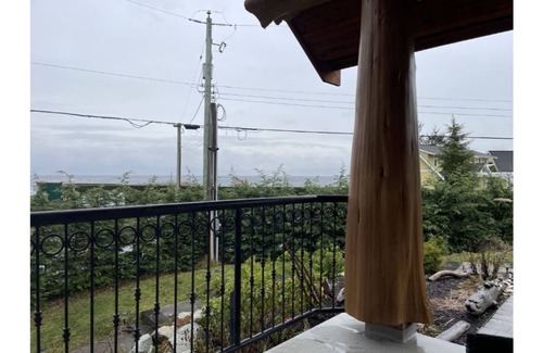 Regional District of Nanaimo Cottage | Award winning oceanside luxury log cabin