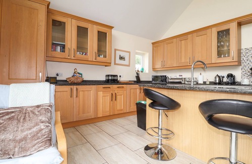 Newport Cottage | AWEL DEG, pet friendly, with a garden in Newport, Pembrokeshire