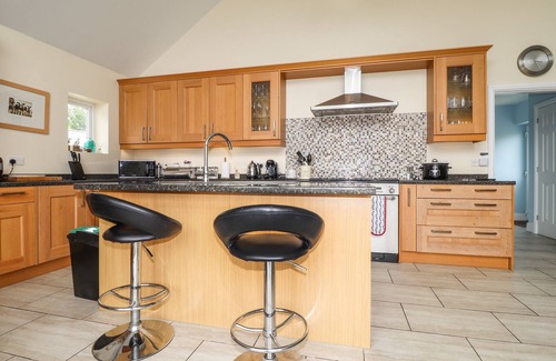Newport Cottage | AWEL DEG, pet friendly, with a garden in Newport, Pembrokeshire