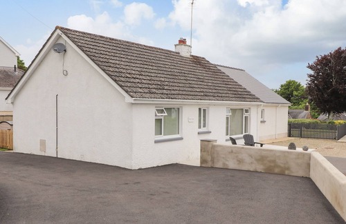 Newport Cottage | AWEL DEG, pet friendly, with a garden in Newport, Pembrokeshire