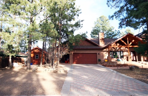 Cherry Hill House | Awesome Custom-built Guesthouse In Quiet Downtown Location